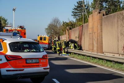 Deisslingen:  Schwerer Verkehrsunfall 20 Jaehriger kracht zwischen Leitplanke und Laermschutzwand 